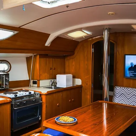 Hotel en barco In A Boat -