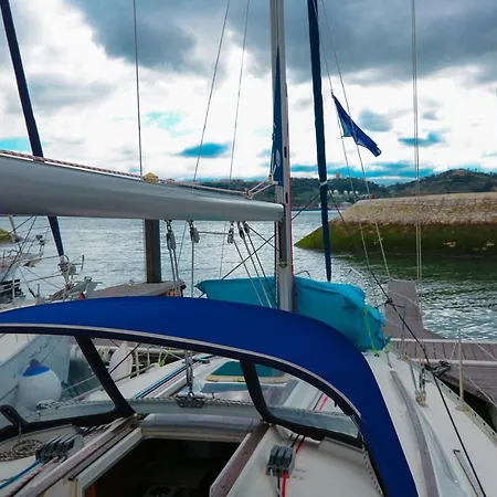 Hotel en barco In A Boat - *