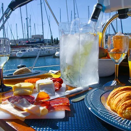 Hotel en barco In A Boat - *