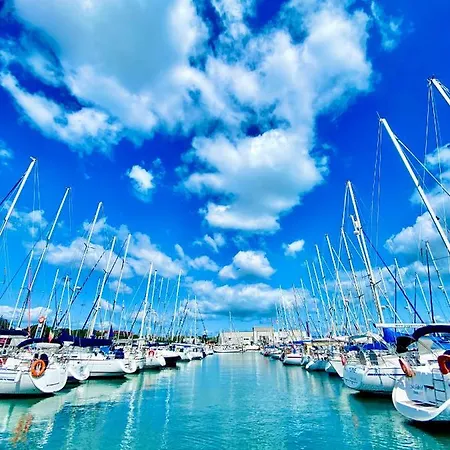 Hotel en barco In A Boat - *