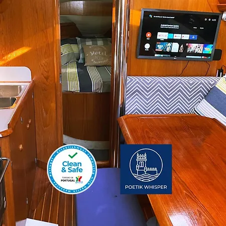 In A Boat - Hotel en barco