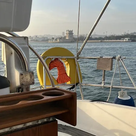 Hotel en barco In A Boat - *