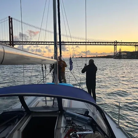 In A Boat - Hotel en barco Lisboa
