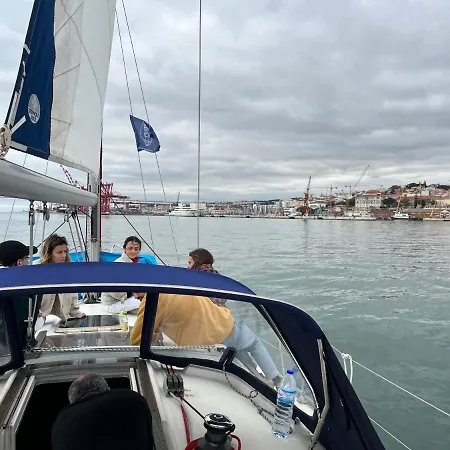 Hotel en barco In A Boat -
