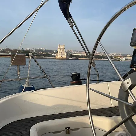 In A Boat - Hotel en barco *