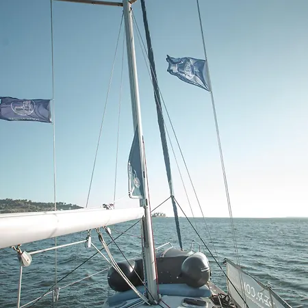 In A Boat - Hotel en barco *