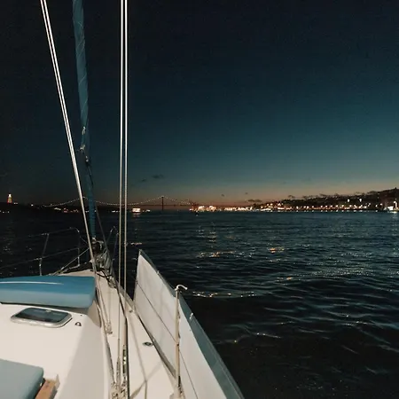 Hotel en barco In A Boat - *